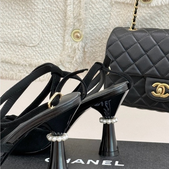 100% authentic Chanel bow heels with pearl embellishment for charity sale - Picture 4 of 12